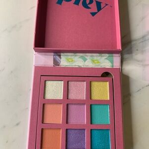 Play Vibrant Eyeshadow Palette love child
